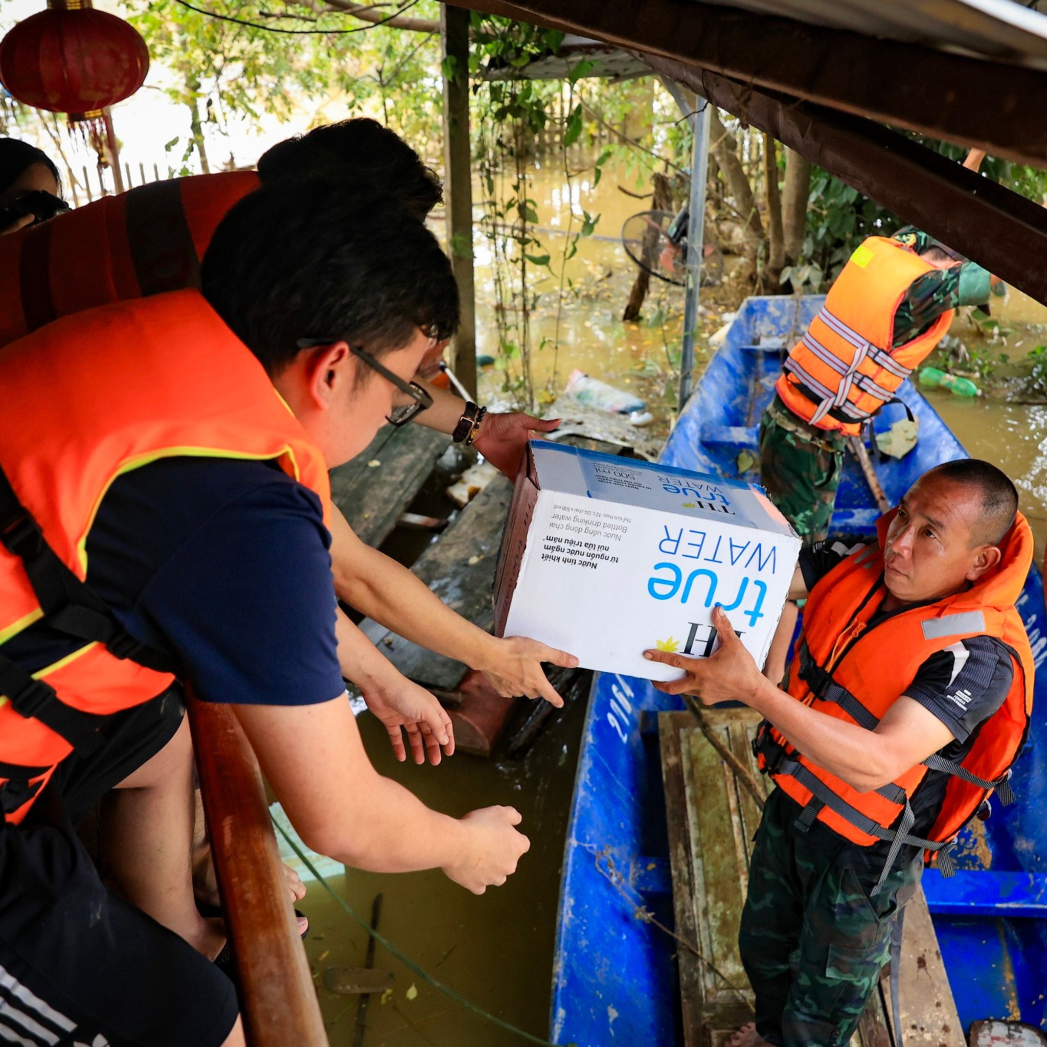 Hàng trăm ngàn sản phẩm sữa tươi, nước tinh khiết TH đến với người dân vùng ngập lũ